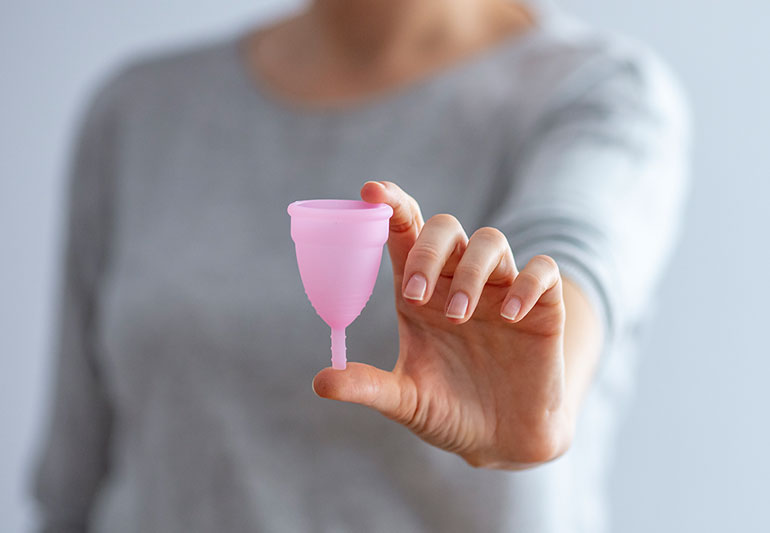 how to use a menstrual cup